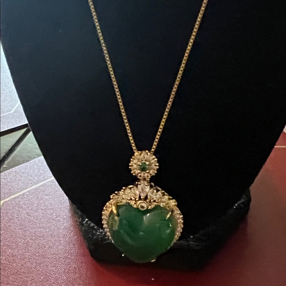 Elegant Green Heart Pendant Yellow Gold Plated Necklace 18 cubic diamonds - Picture 3 of 5